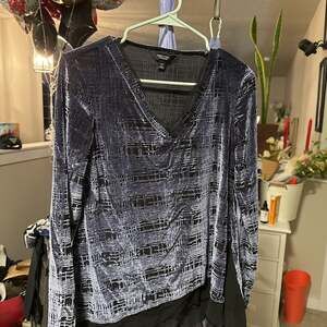 Simply Vera Vera Wang Purple Black Velvet Burnout Long Sleeve V-neck Top